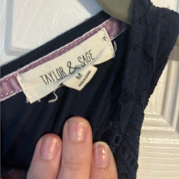 Taylor & Sage Tank Flowered Flowy Front/Navy back Size Medium - Picture 2 of 3